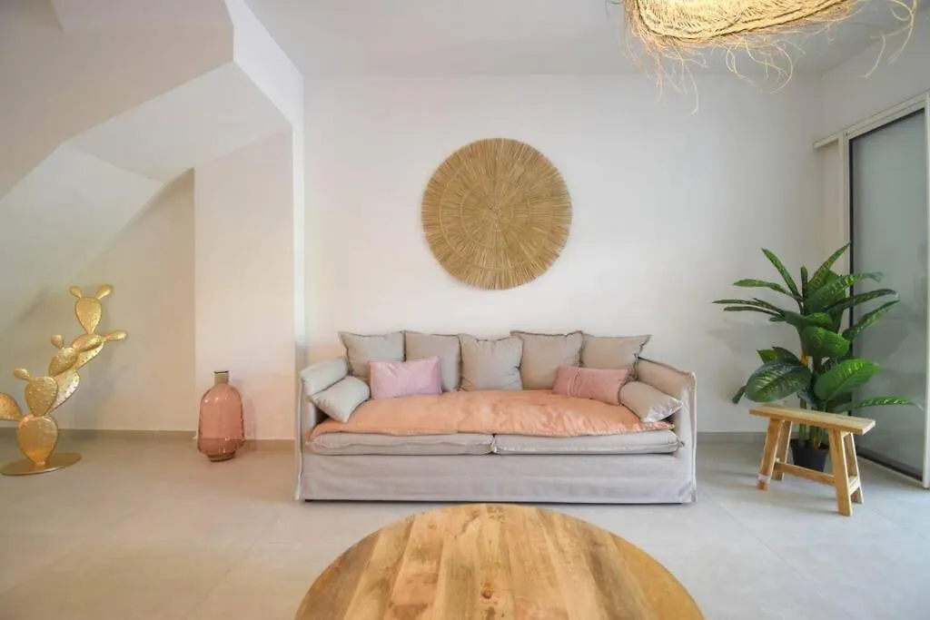 La Maison Rose Orient Bay