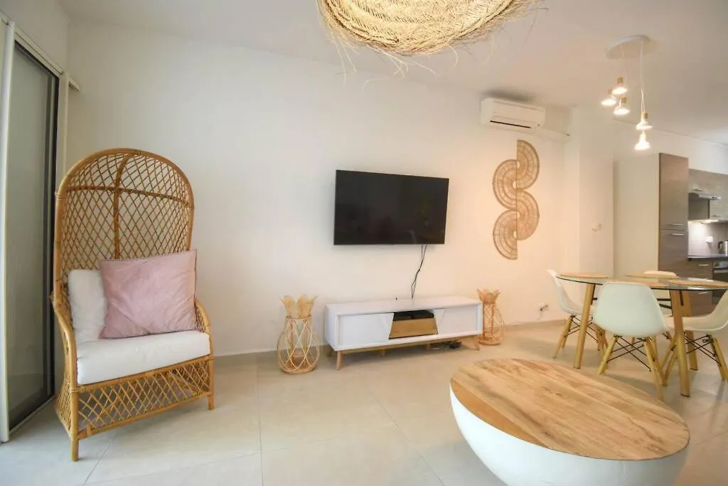 La Maison Rose Orient Bay 0*,